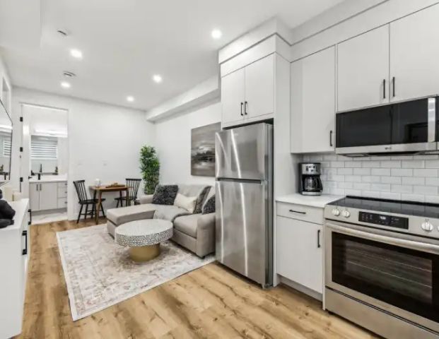 Move-In Ready | Furnished Executive Suite w/ Full Kitchen + Laundry | 4303 Richmond Road Southwest, Calgary - Photo 1