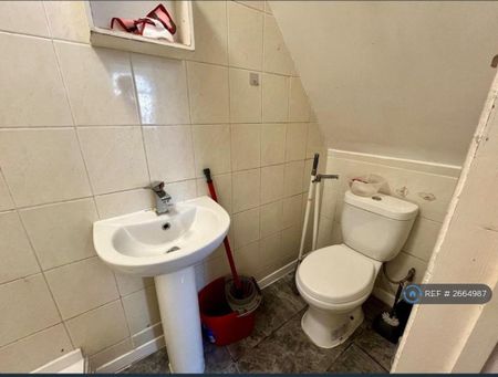 1 bedroom in a house share to rent - Photo 2