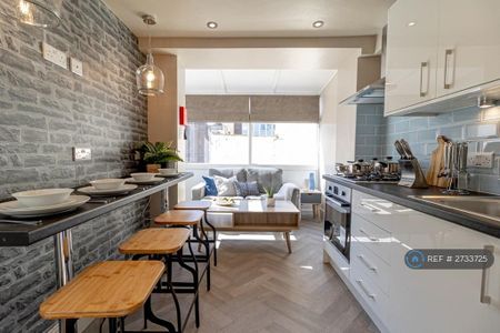 1 bedroom in a house share to rent - Photo 2