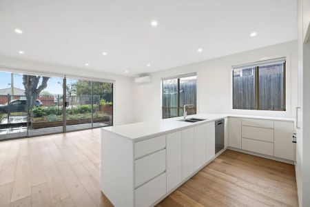 STYLISH & CONVENIENT TOWNHOUSE! - Photo 3