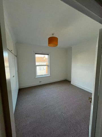 3 Bed Semi-Detached House, Forster Road, SO14 - Photo 4