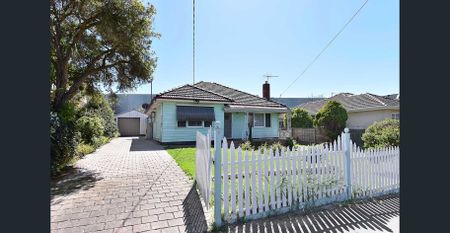 Charming & Classic 2-Bedroom Home with Large Backyard - Photo 5