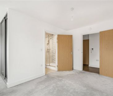 Modern two bedroom and two bathroom upper floor apartment, - Photo 4