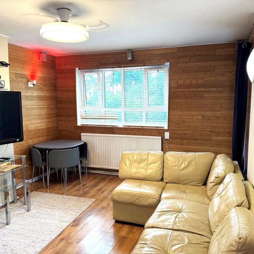 3 Bed Flat, Chadworth House, N4 - Photo 1