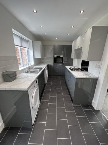 2 bedroom semi-detached house to rent - Photo 4