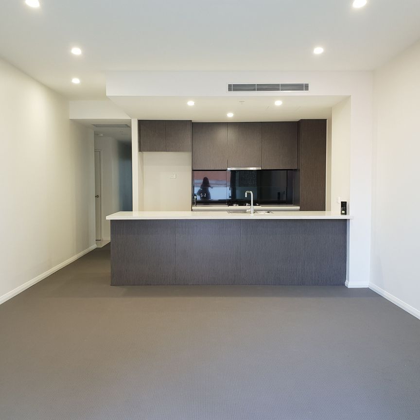 MODERN 1 BEDROOM PLUS STUDY LUXURY APARTMENT WALK TO ALL SERVICES - Photo 1