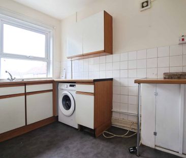 First Floor Flat, 48 Eastcott Hill, Swindon, SN1 - Photo 5