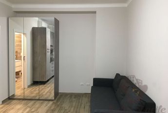 Студия после ремонта возле метро Лоди