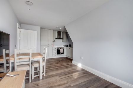 2 bed flat to rent in Slough Road, Datchet, SL3 - Photo 4