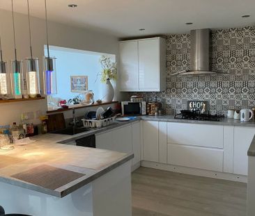 1 Bed Semi-Detached House, Warren Crescent, SO16 - Photo 3