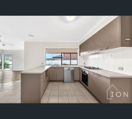 13 Cardiff Grove, Cranbourne East, Vic 3977 - Photo 2