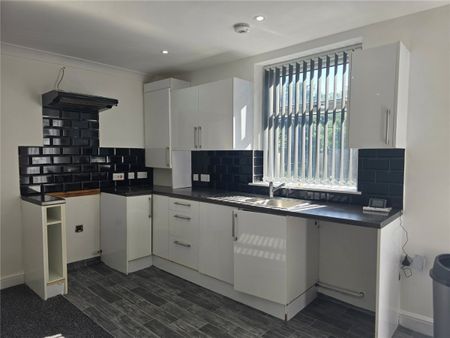 Lees Hall Road, Thornhill Lees, Dewsbury, WF12 - Photo 2