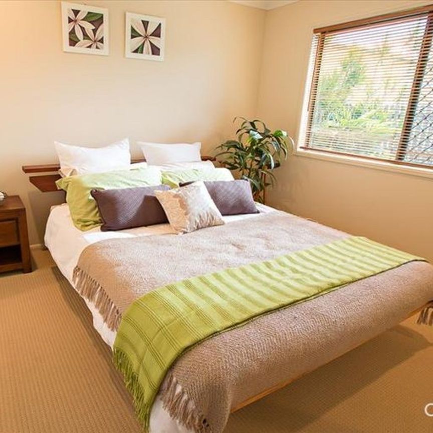 2/8 Windsor Street, Glenella - Photo 1