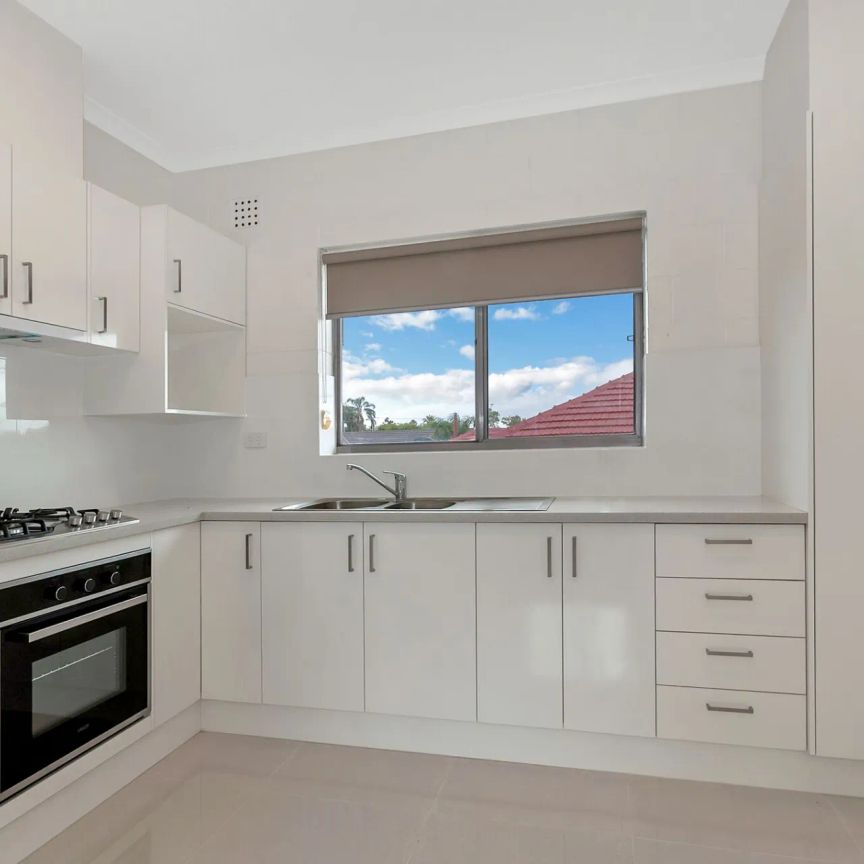 Nicely renovated, clean & spacious two bedroom unit! - Photo 1