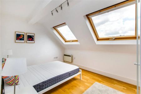 2 bedroom flat in London - Photo 3