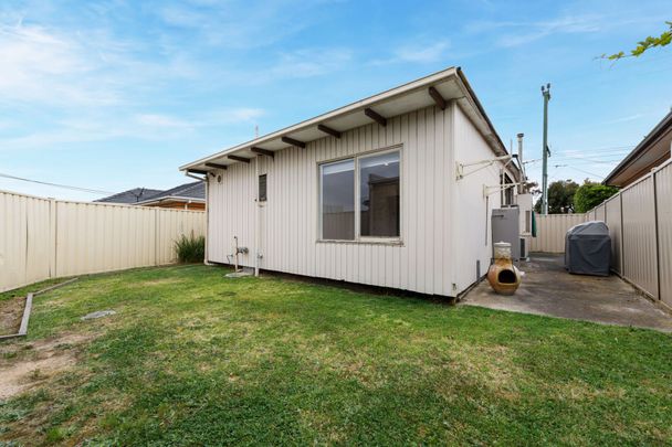 Renovated 3-Bedroom Home in Prime St Albans Location! - Photo 1