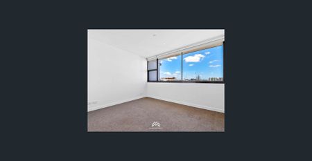 UNIQUE TOP FLOOR APARTMENT WITH IMPRESSIVE VIEWS. - Photo 3