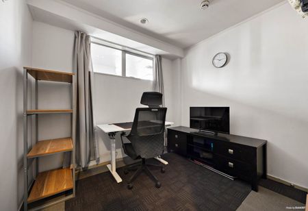 Sunny 2-Bedroom City Apartment - Photo 2