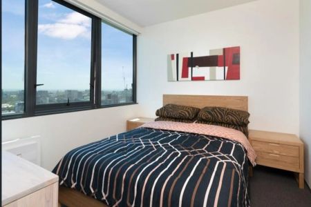 Convenient! Fully Furnished City Pad! - Photo 2