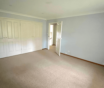 Cosy 3 Bedroom Rental with Lake Glimpses - Photo 2