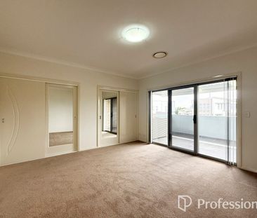 WELL PRESENTED FOUR BEDROOM TOWNHOUSE IN WELL MAINTAINED COMPLEX! - Photo 2