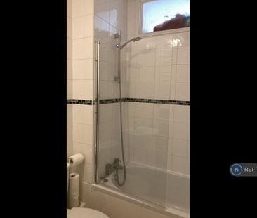 1 bedroom in a flat share to rent - Photo 2