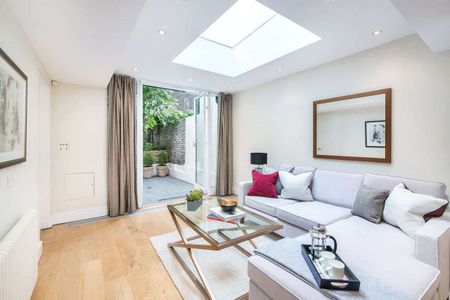 A beautifully refurbished apartment set on London's most premier garden square - Photo 3