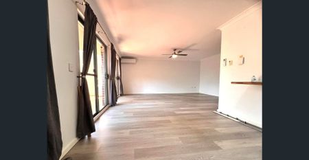 Spacious & Convenient Apartment - Multiple Balconies, Transport & Shops at Your Doorstep - Photo 2