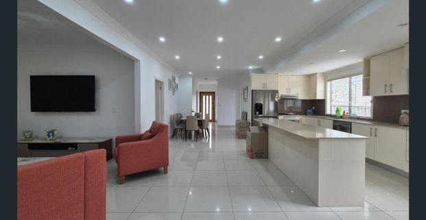 Modern 3 Bedroom Home - Photo 1