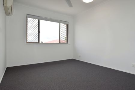 Fully Renovated Townhouse in the Heart of Gladstone Central! - Photo 2