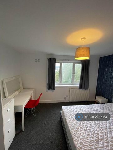 3 bedroom flat to rent - Photo 5