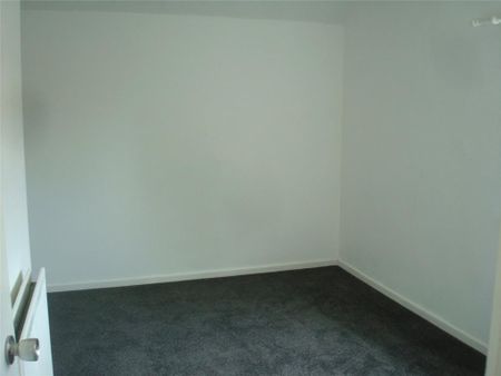 3 bedroom end of terrace house to rent - Photo 4