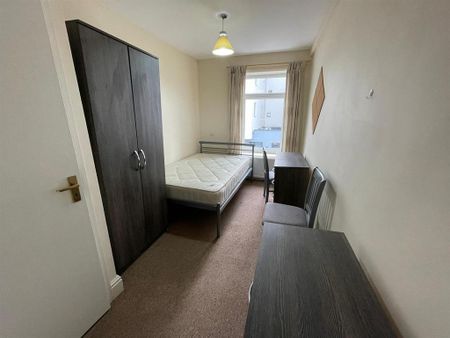 4 bedroom end of terrace house to rent - Photo 4