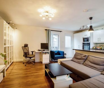 Chic Ground Floor Maisonette with Gardens for Rent in London, SE16 - Photo 1