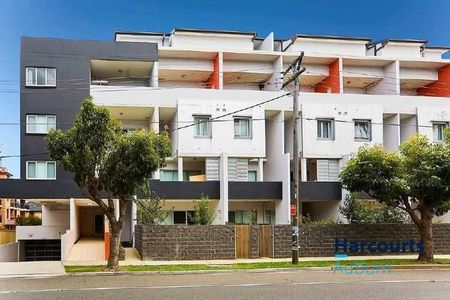 Modern & Spacious Split-Level 2 Bedroom Apartment - Photo 4