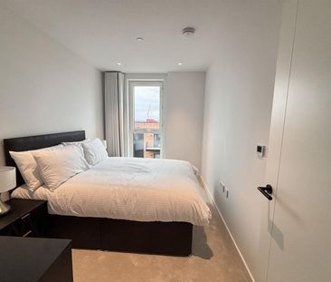 2 Cedrus Avenue, Southall - Photo 6