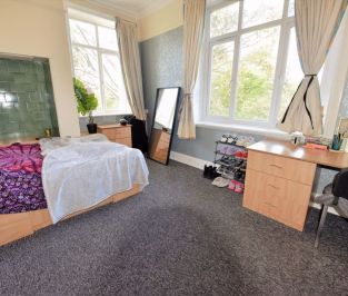 4 bedroom Flat in Wood Lane, Leeds - Photo 2