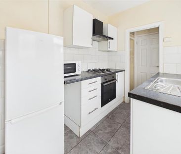 3 bedroom end of terrace house to rent - Photo 3