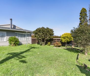 Spacious Family Home with Garage - Unbeatable Location - Photo 3