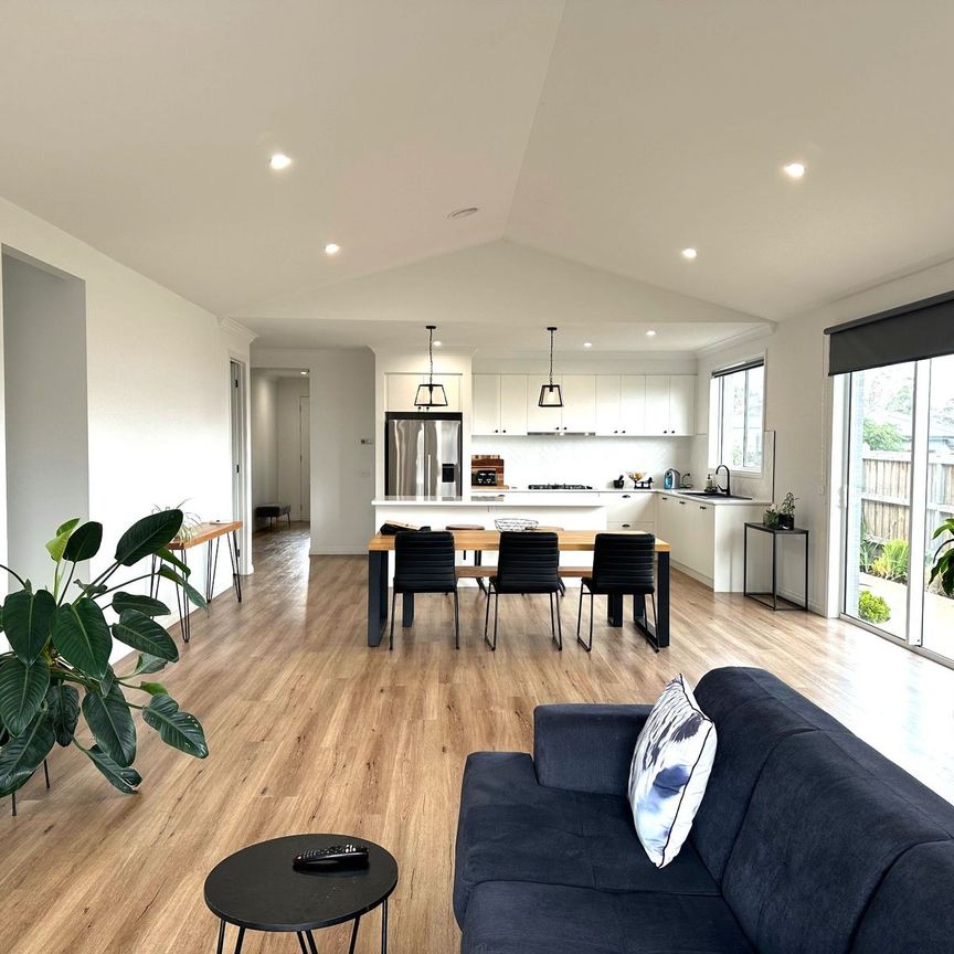 LUXURIOUS FAMILY LIVING!!! - Photo 1