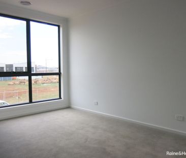 "MODERN 3 BEDROOM TOWNHOUSE" - Photo 3