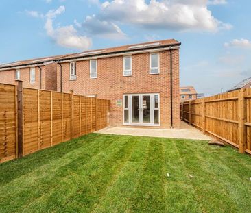 Ilex Drive, Tewkesbury, Gloucestershire - Photo 1