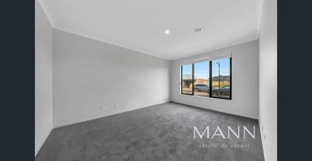 Stunning Family Home in Fraser Rise - Perfect for Modern Living - Photo 4