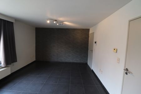 Een gezellig appartement op de eerste verdieping vooraan met autostaanplaats - Photo 2