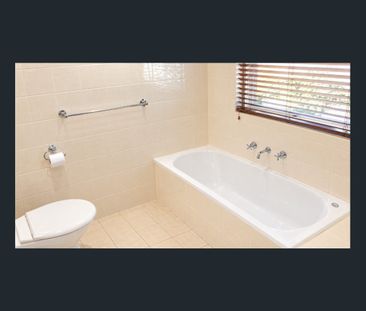 BEAUTIFULLY PRESENTED APARTMENT - BETWEEN THE LAKE AND THE BEACH! - Photo 4