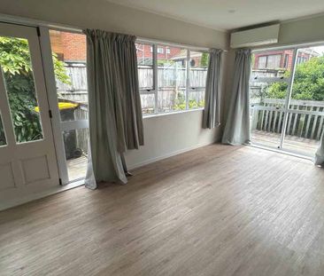 Three bedroom house in Botany Downs - Photo 4