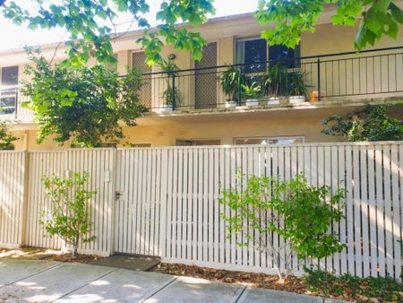 One-Bedroom Apartment with Private Courtyard - Photo 4