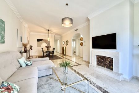 2 Bedroom Apartment For Rent in Nueva Andalucía, Málaga - Photo 3