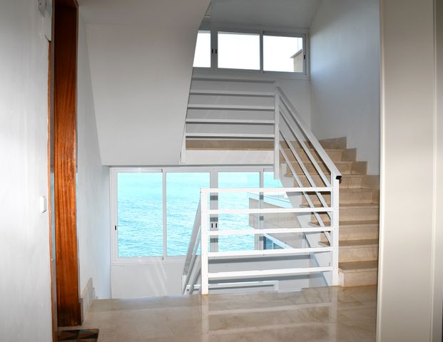 Helle Erdgeschosswohnung mit großer Sonnenterrasse, Gemeinschaftspool in erster Meereslinie und direktem Meerzugang in Cala Vinyas verfügbar ab 15. Dezember 2025 - Photo 1