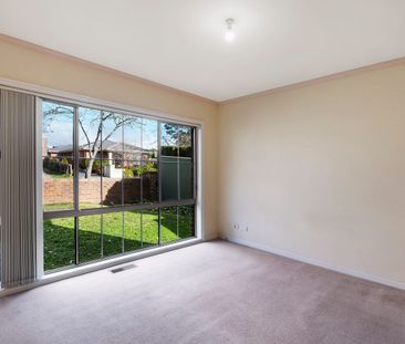 Beautiful Classic Box Hill North 2 Bedroom Unit! - Photo 3